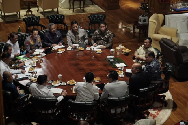 Presiden Prabowo Subianto memimpin ratas dengan jajaran Kementerian Koordinator bidang Perekonomian dan instansi terkait di Hambalang, Jawa Barat, Kamis (18/9/2025). [Instagram @sekretariat.kabinet]